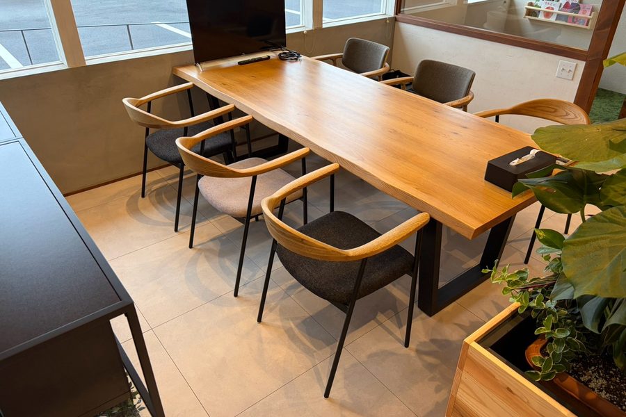相談スペースの長テーブル