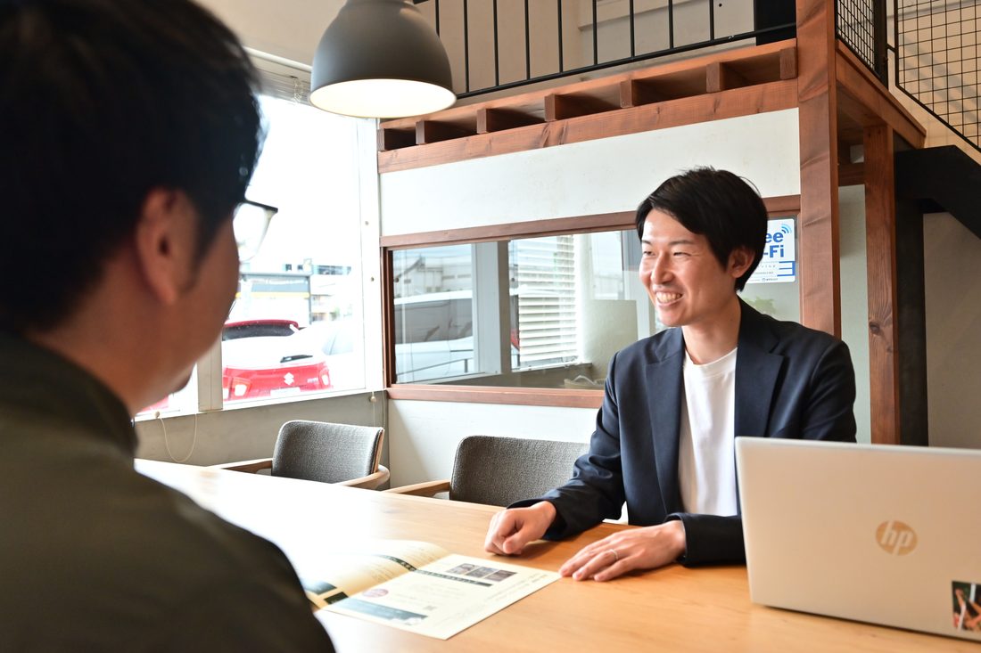 相談席の様子。テーブルをはさんで相談員と向かい合う